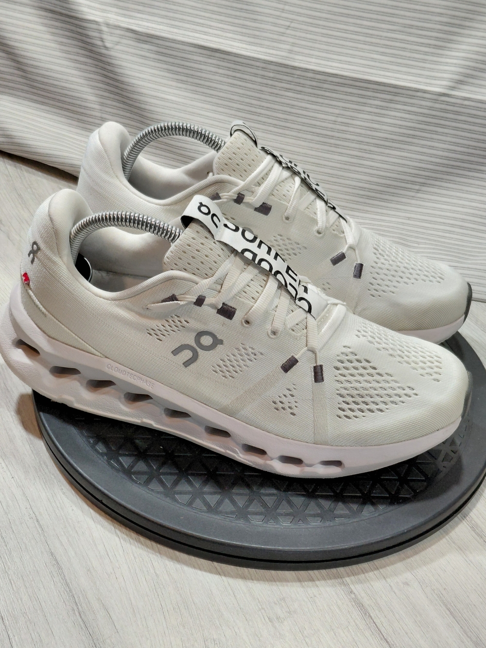On Cloud Surfer 2 Womens Running Shoes White Ivory SIZE 10 - Picture 4 of 15